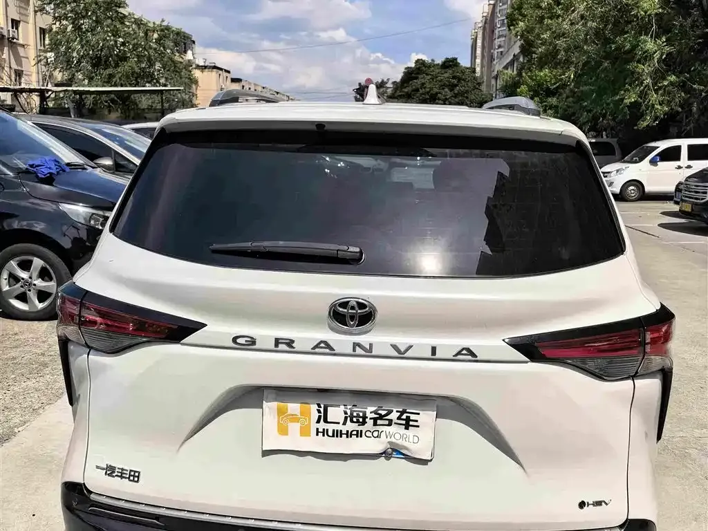 Toyota Granvia — фото 4