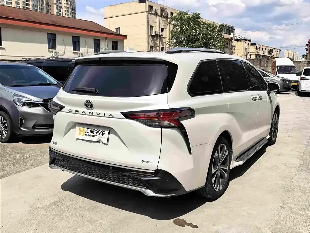 Toyota Granvia — фото 3