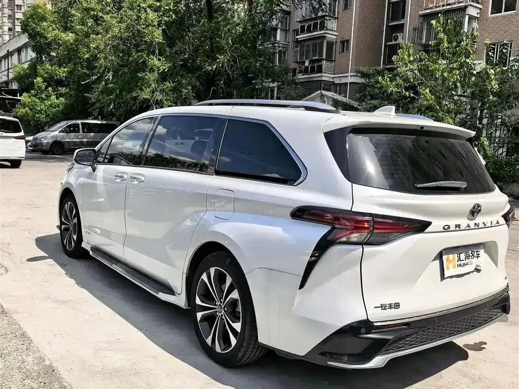 Toyota Granvia — фото 6