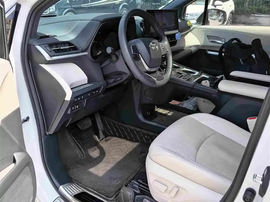 Toyota Granvia — фото 8