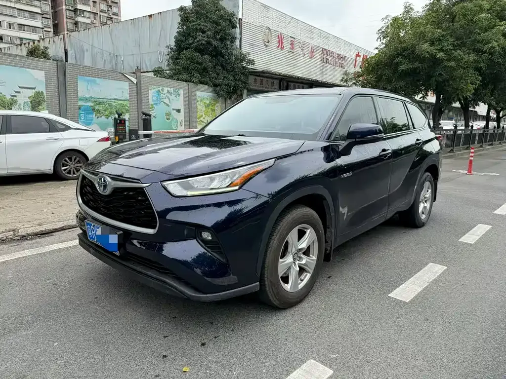 Toyota Highlander — фото 1