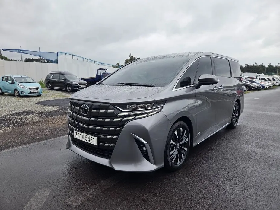Toyota Alphard — фото 1