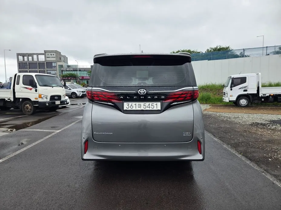 Toyota Alphard — фото 8
