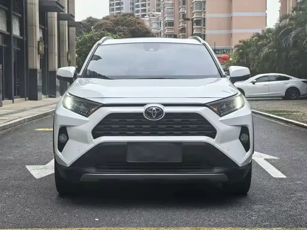 Toyota RAV4 — фото 9