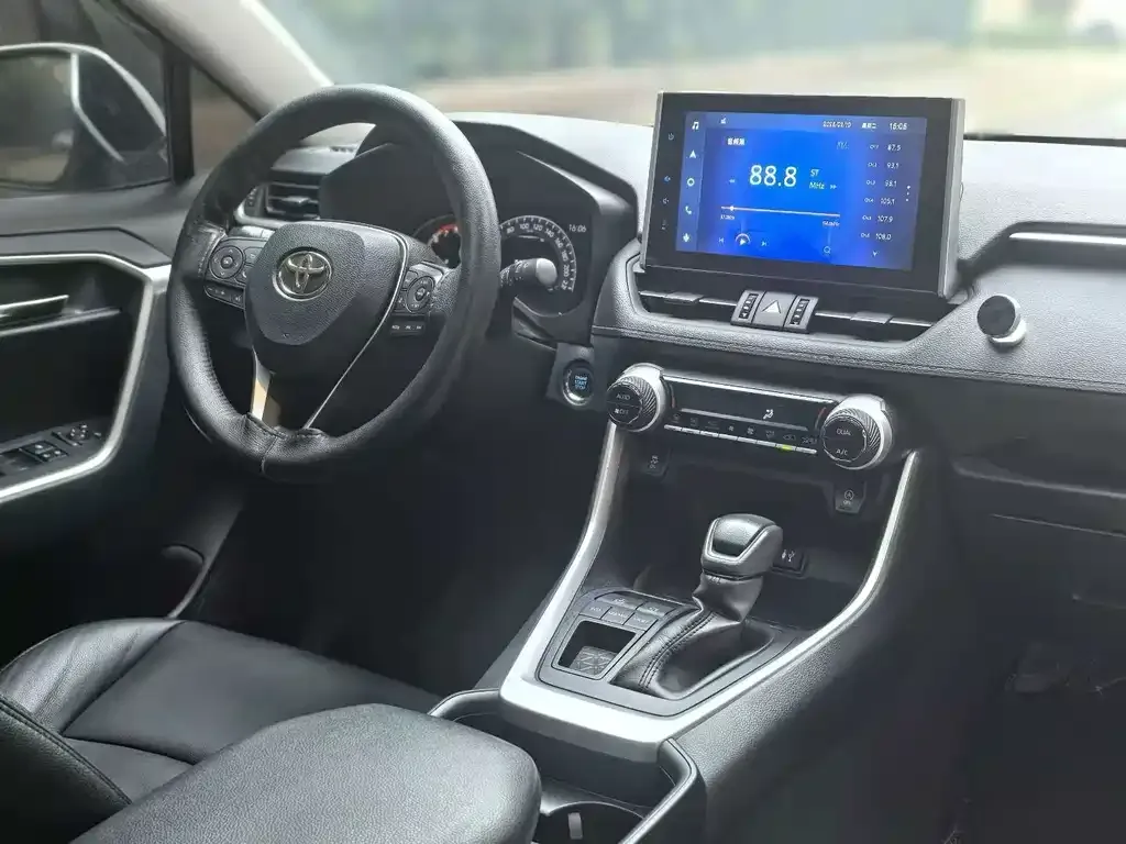 Toyota RAV4 — фото 3