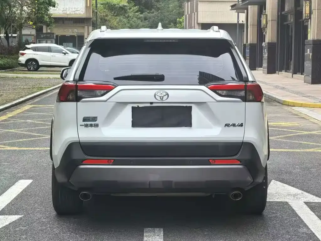 Toyota RAV4 — фото 8