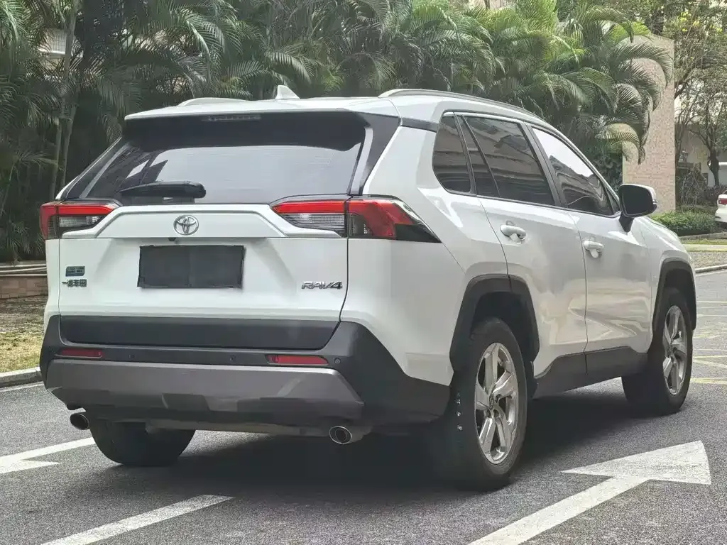 Toyota RAV4 — фото 7