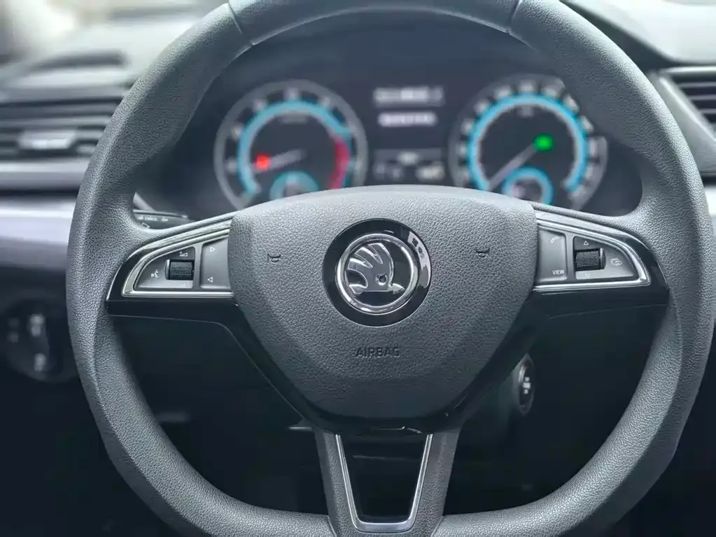 Skoda Superb — фото 6