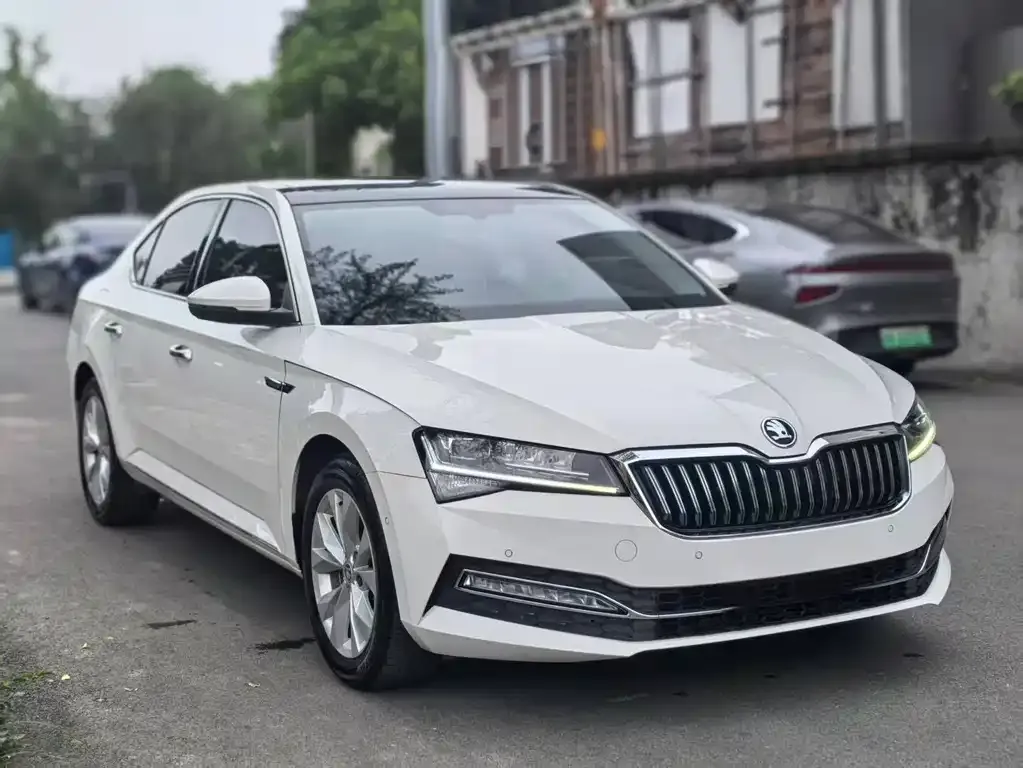 Skoda Superb — фото 8
