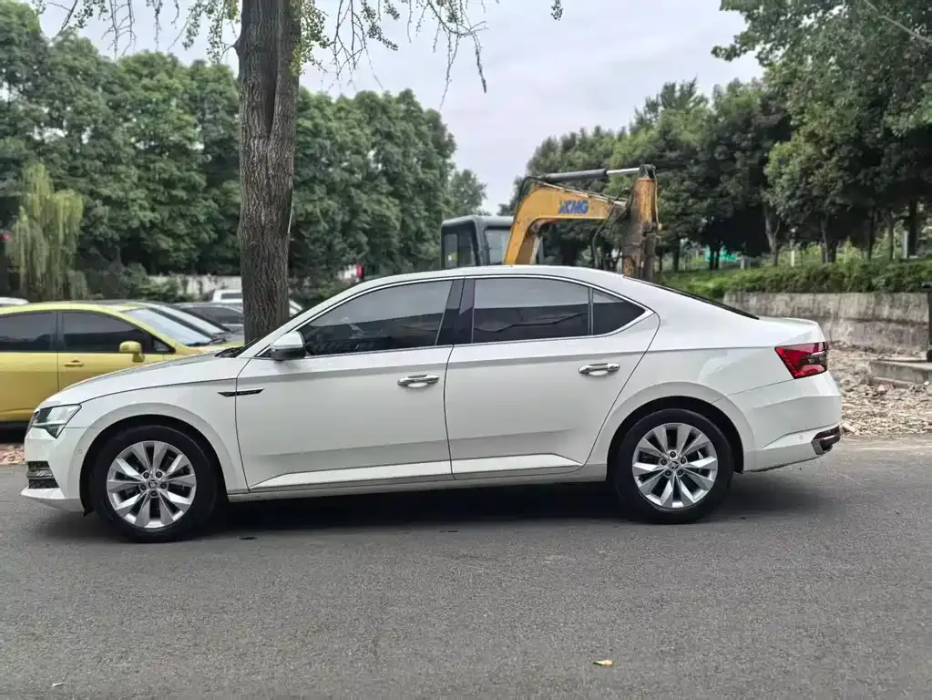 Skoda Superb — фото 2