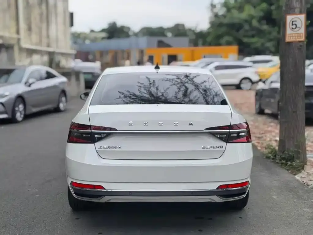 Skoda Superb — фото 3