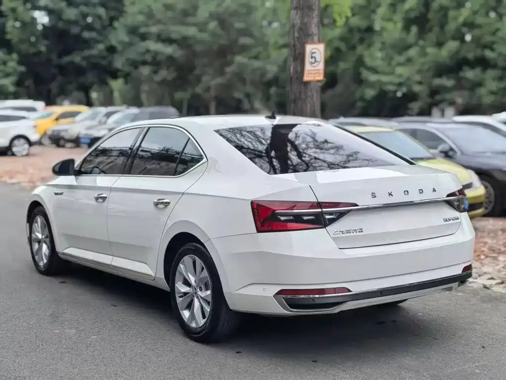 Skoda Superb — фото 7