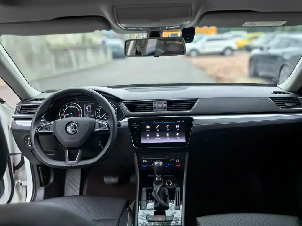 Skoda Superb — фото 5