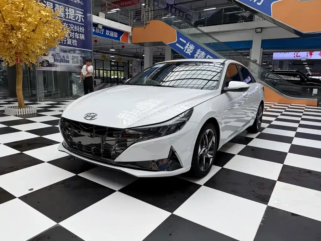 Hyundai Elantra — фото 1