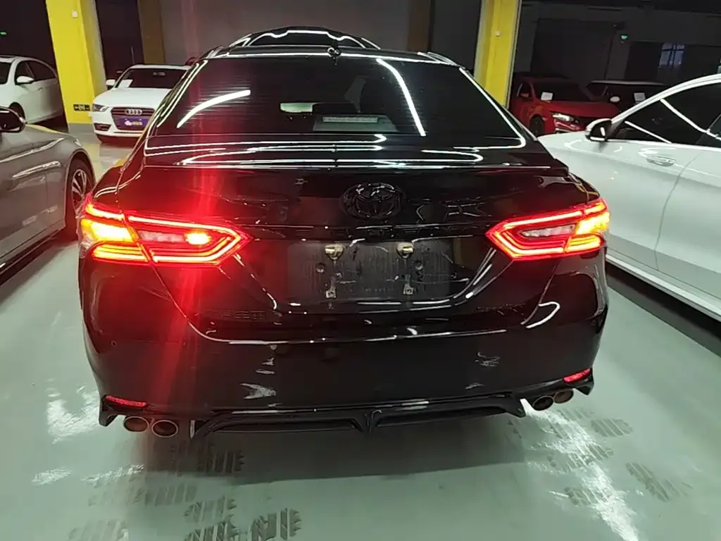 Toyota Camry — фото 10