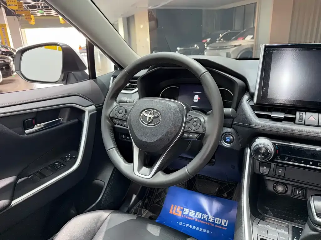 Toyota RAV4 — фото 3
