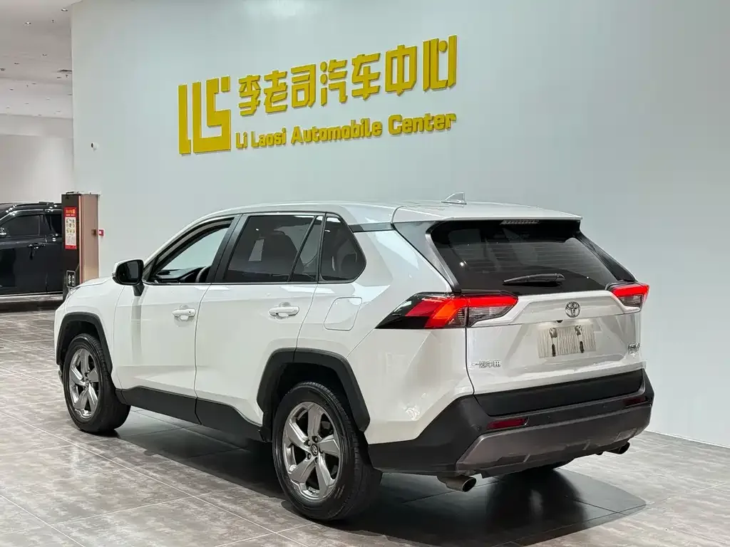 Toyota RAV4 — фото 6