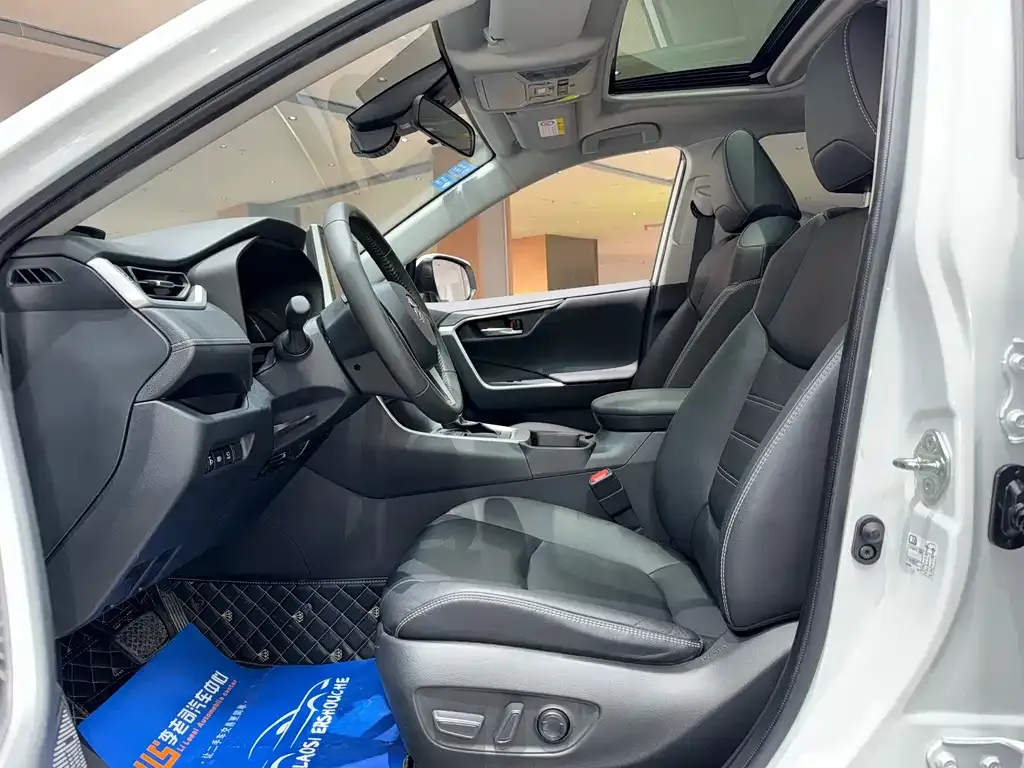Toyota RAV4 — фото 7