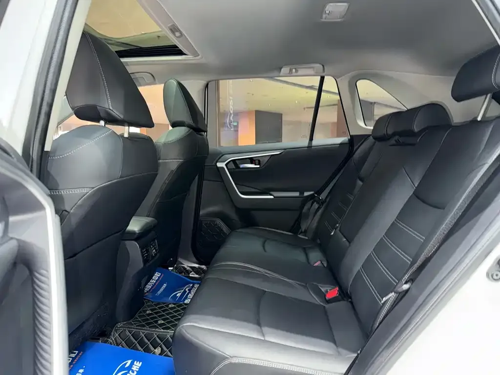 Toyota RAV4 — фото 8