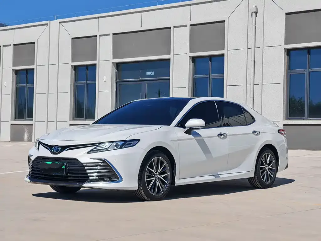 Toyota Camry — фото 1