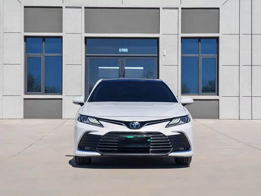 Toyota Camry — фото 2