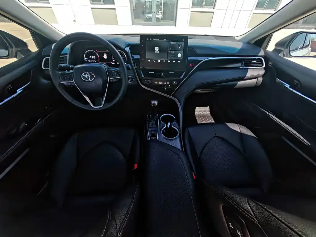 Toyota Camry — фото 10