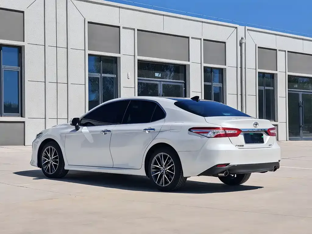 Toyota Camry — фото 7