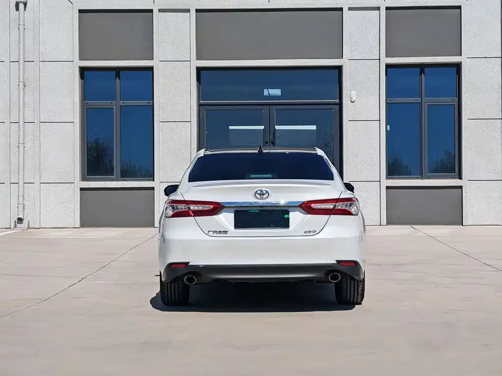 Toyota Camry — фото 3