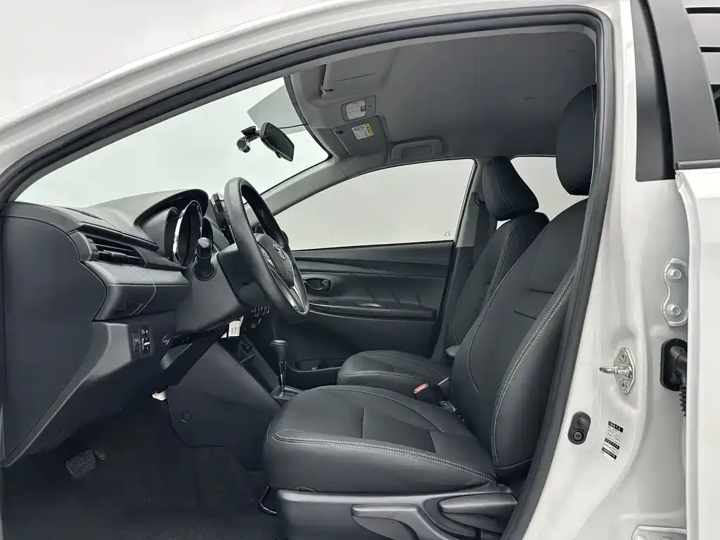 Toyota Yaris L — фото 8