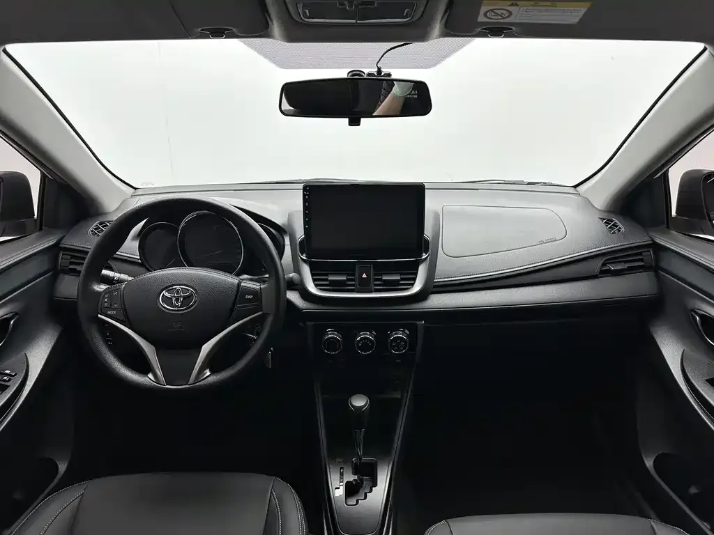 Toyota Yaris L — фото 10