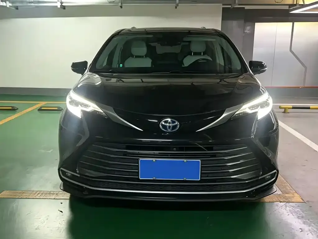 Toyota Sienna — фото 2