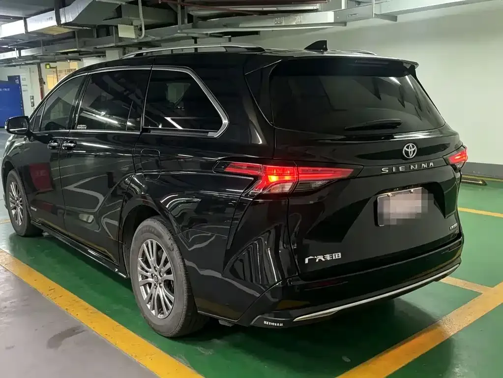 Toyota Sienna — фото 10