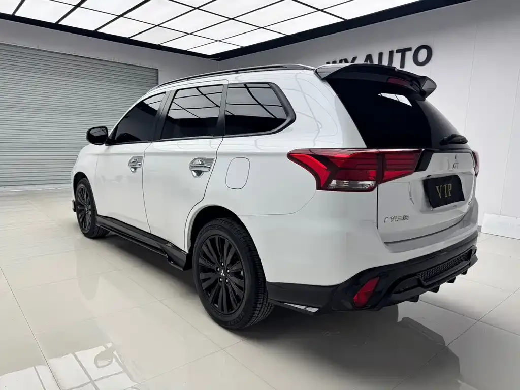 Mitsubishi Outlander — фото 10