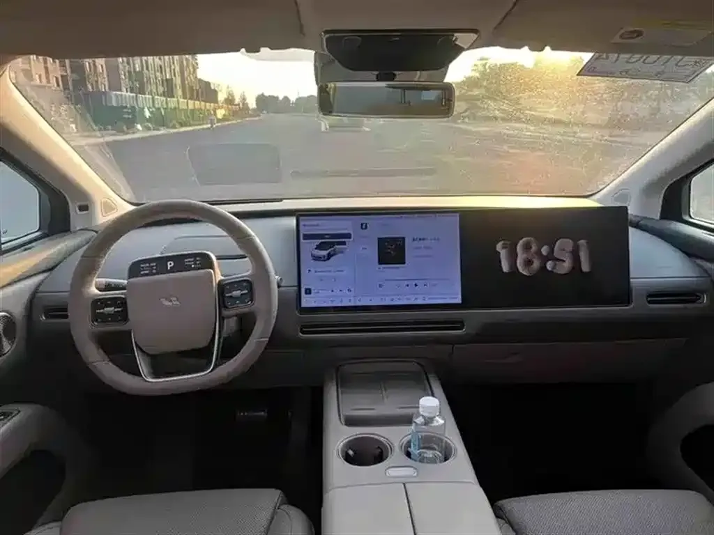Li Auto i8 — фото 9