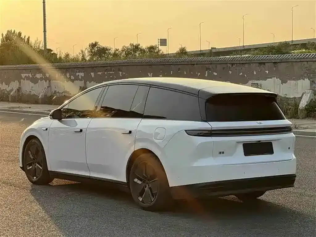 Li Auto i8 — фото 5