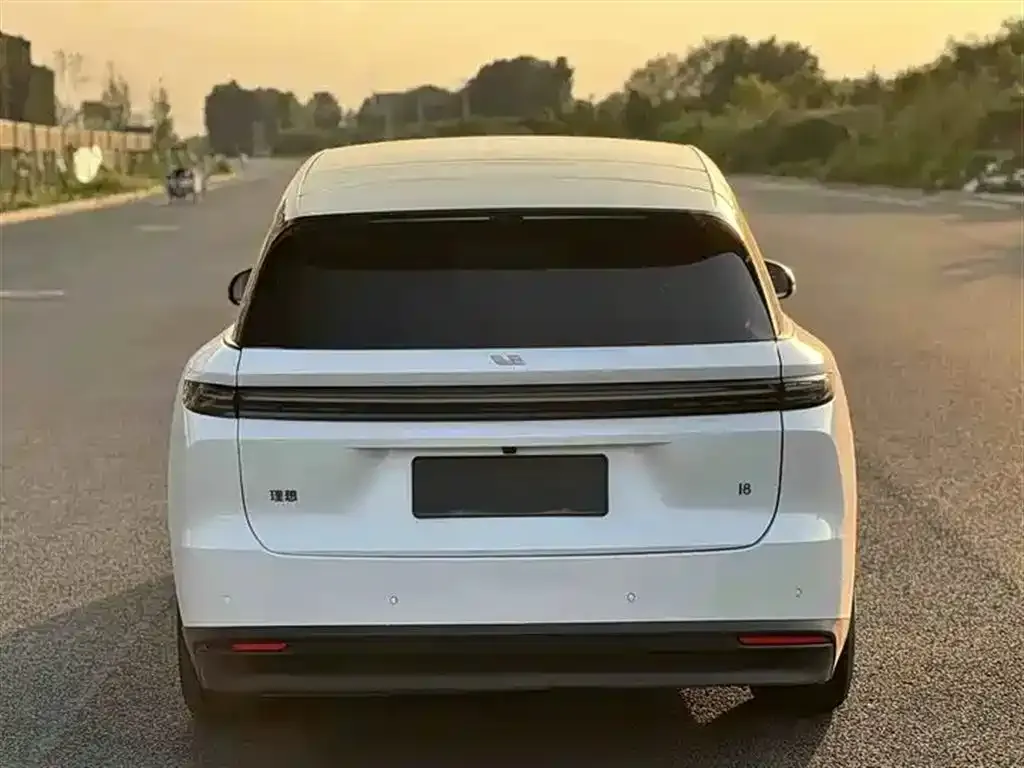 Li Auto i8 — фото 4