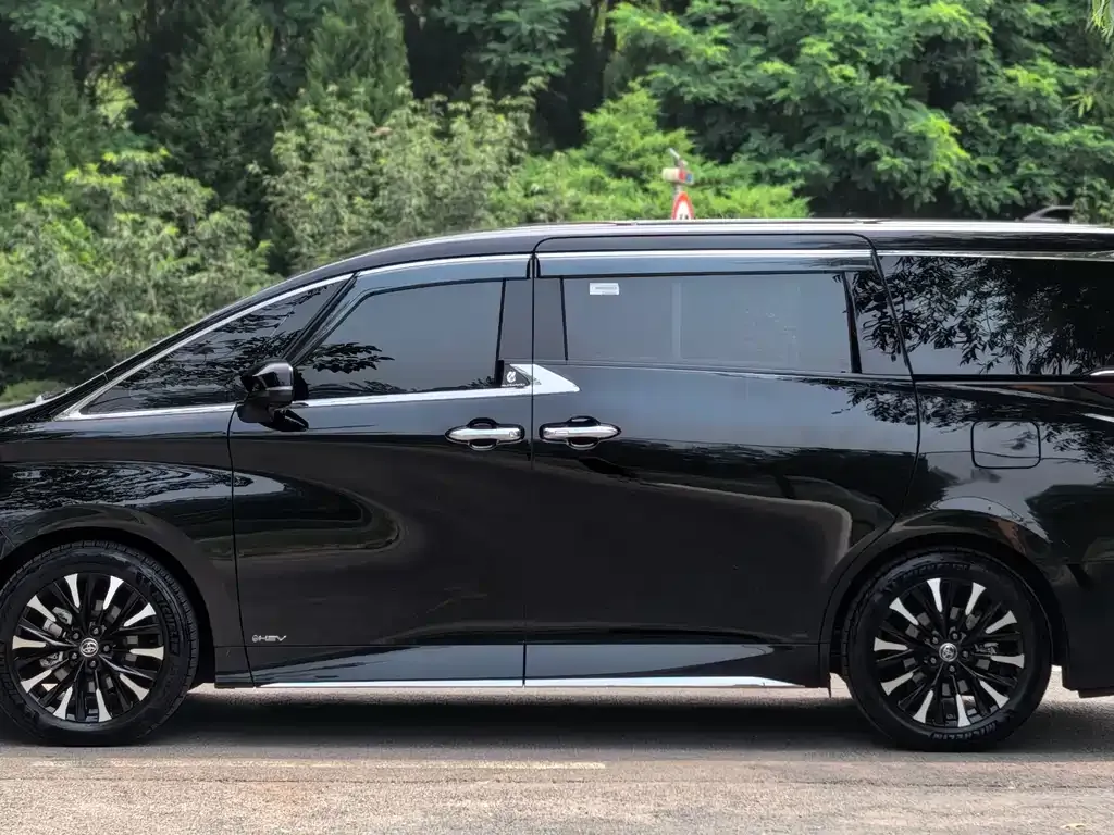 Toyota Alphard — фото 5