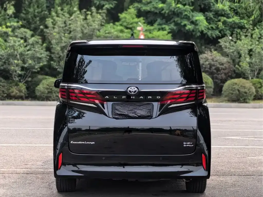 Toyota Alphard — фото 2