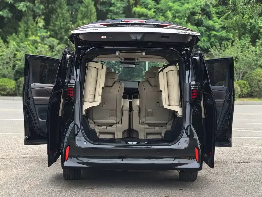 Toyota Alphard — фото 9