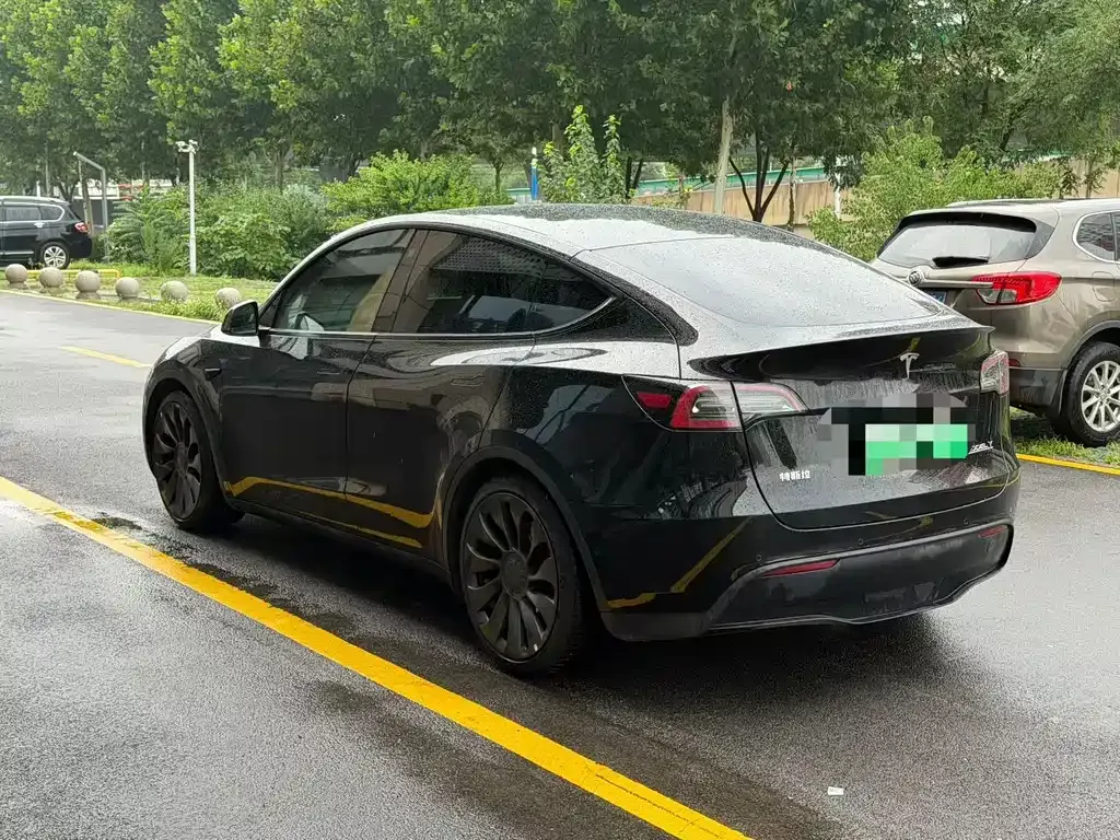 Tesla Model Y — фото 8