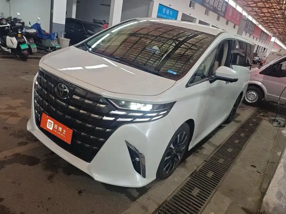 Toyota Alphard — фото 1