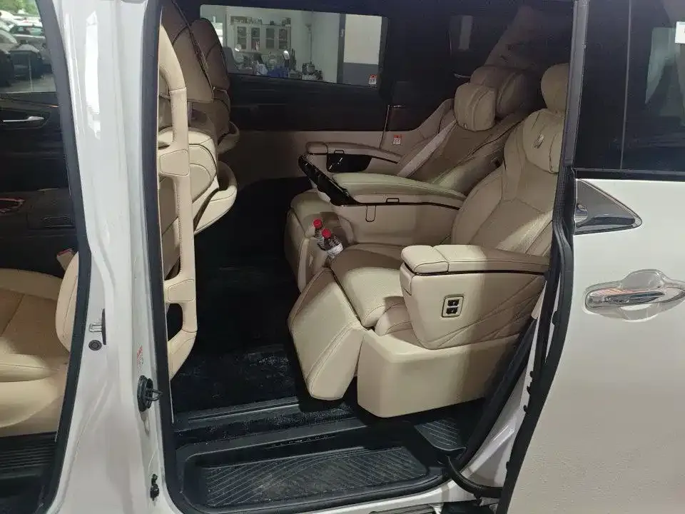 Toyota Alphard — фото 2