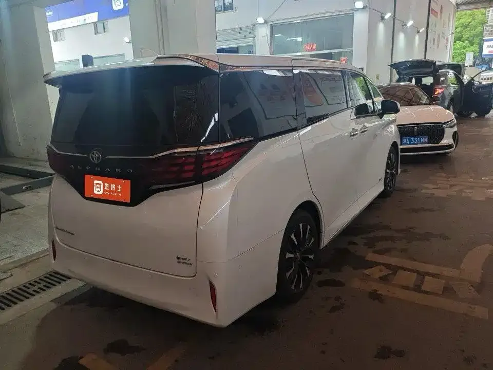 Toyota Alphard — фото 5