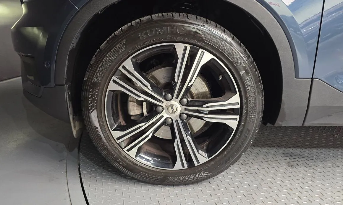 Volvo XC40 — фото 10