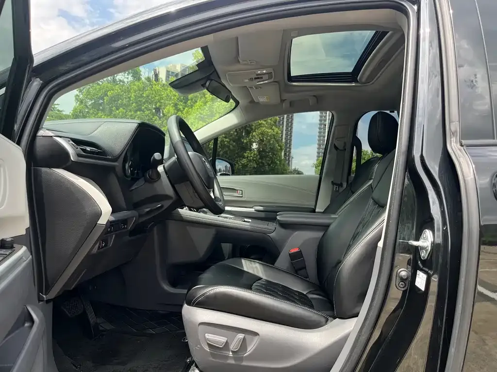 Toyota Sienna 2024 из CN, фото 2