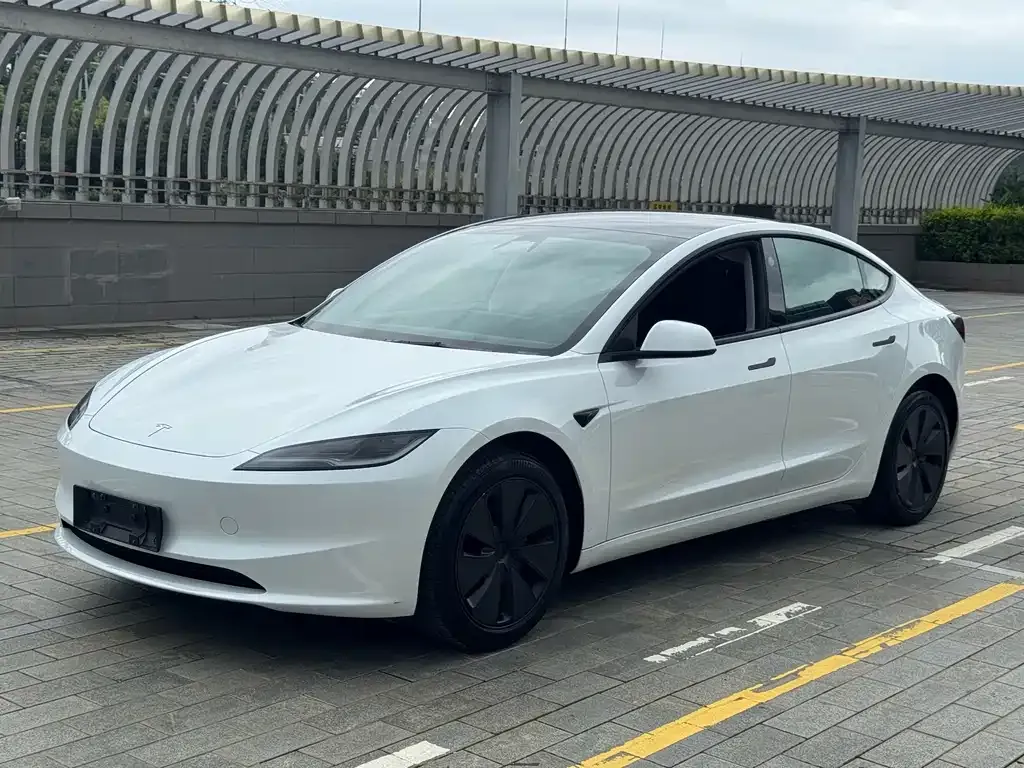 Tesla Model 3 — фото 1