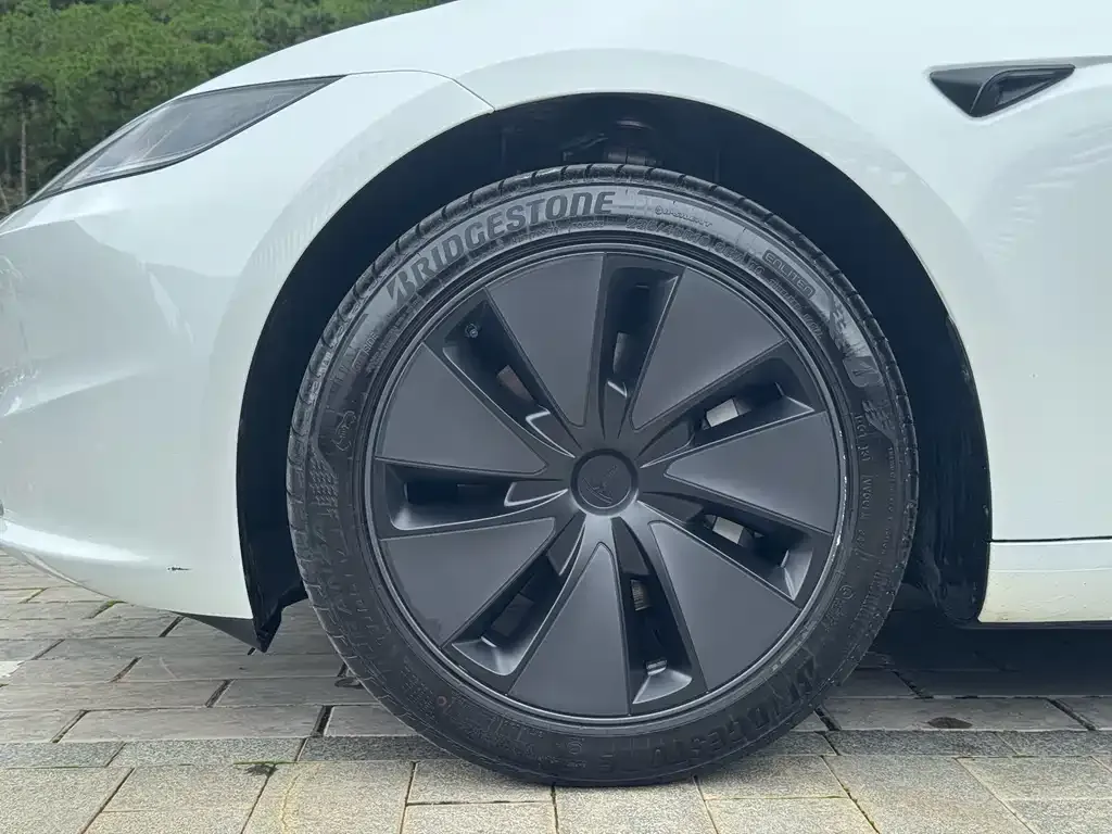 Tesla Model 3 — фото 4