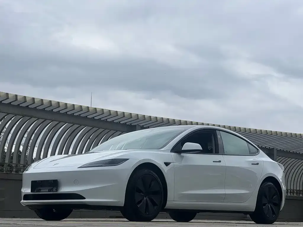 Tesla Model 3 — фото 10