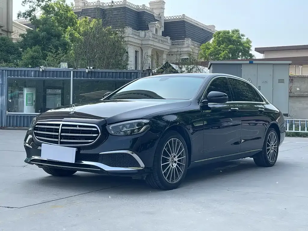 Mercedes-Benz E-Class — фото 1