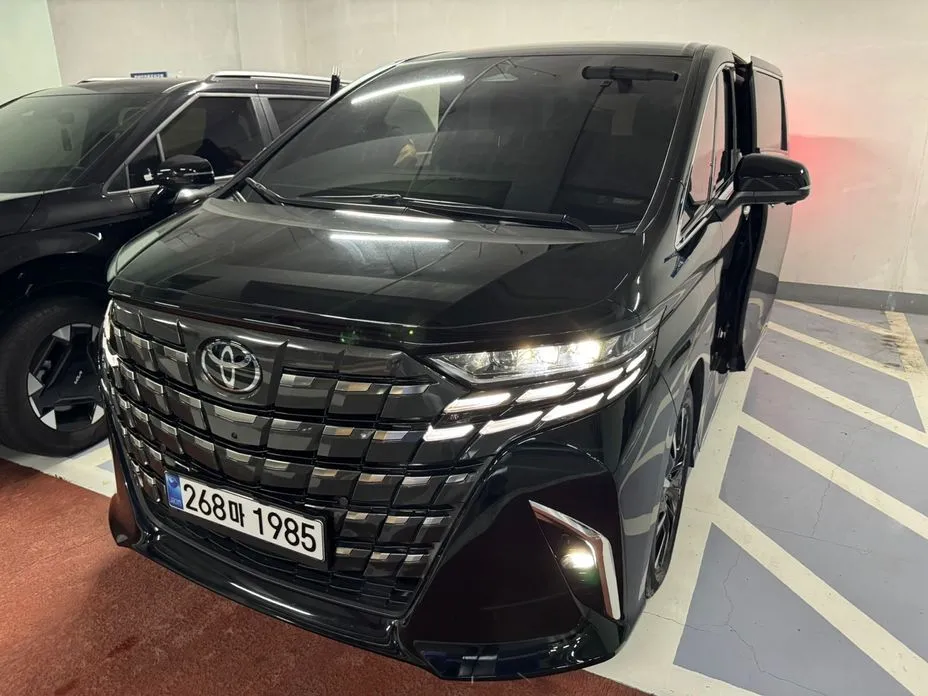 Toyota Alphard — фото 1